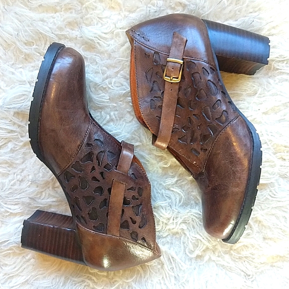B.Z. Moda Shoes - Everybody by B.Z. Moda Slip on Heeled Leather Shoes
